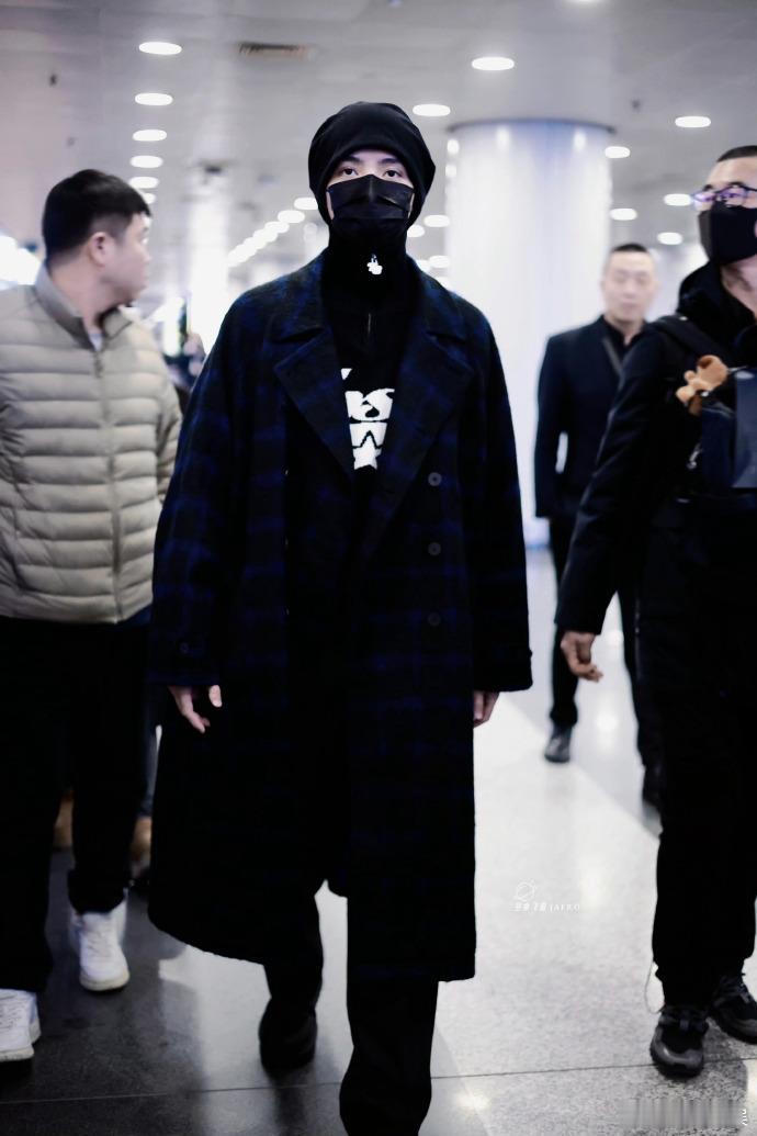 罗一舟allblack大衣造型  罗一舟allblack机场路透  哇哦，罗一舟