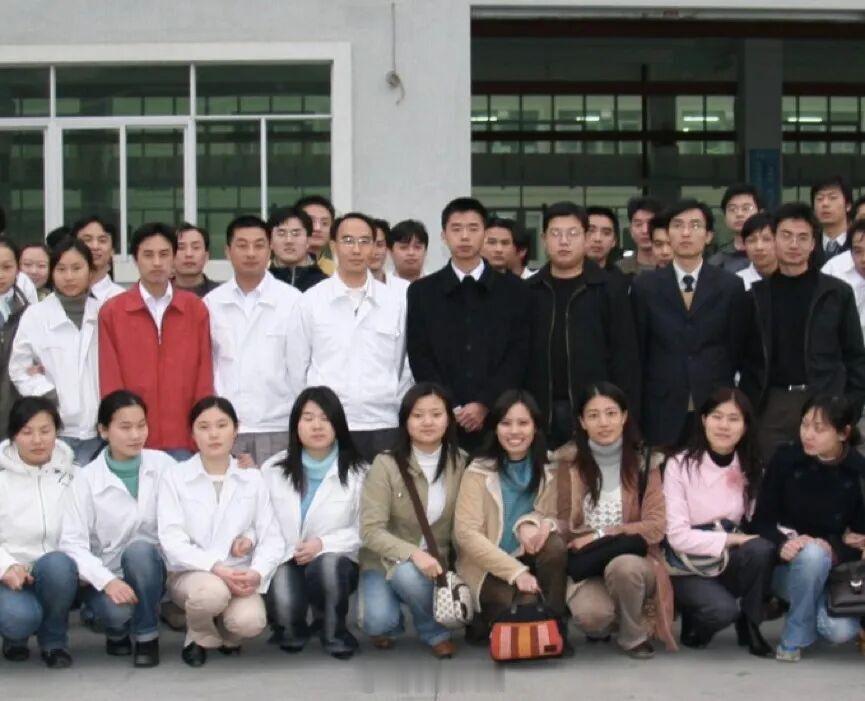 2006年的魅族老照片，那时的黄章还很青涩，白永祥也意气风发，然后第一排甚至还有