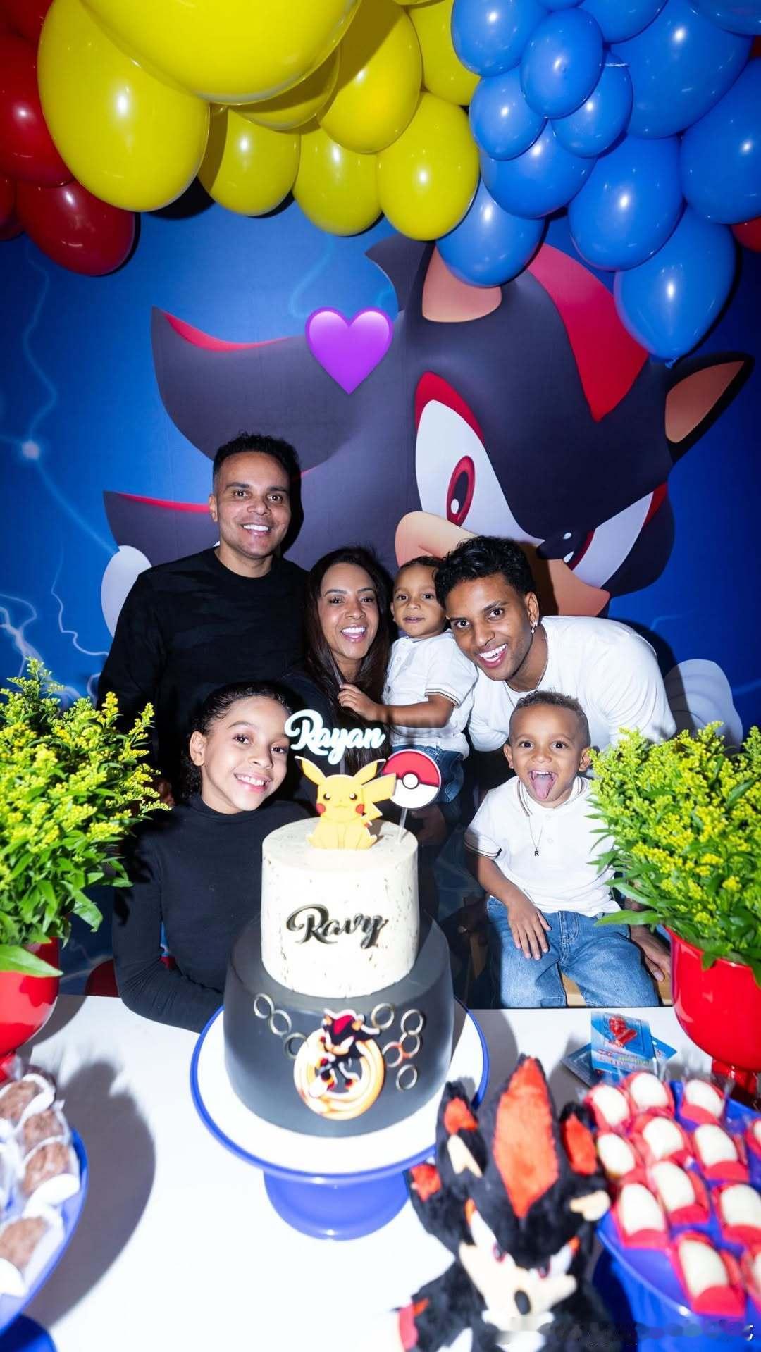 这是无比特别的一天！我的两个“小复刻版”4岁啦😂🎉，爸爸超爱你们💜，愿上帝