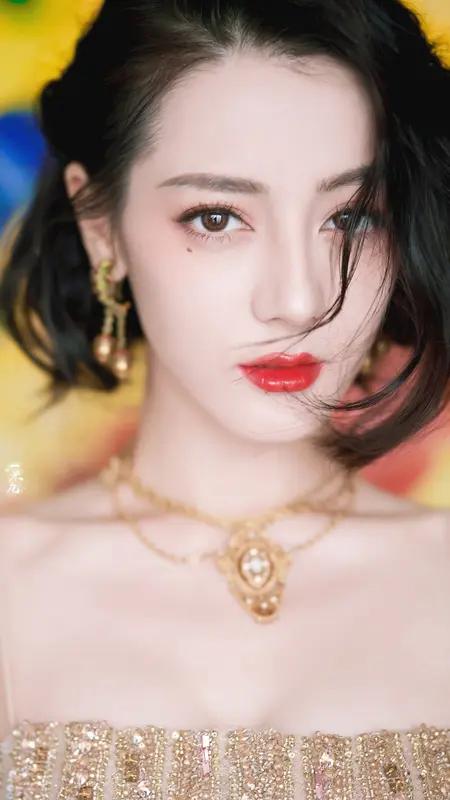 家人们谁懂啊！迪丽热巴中秋的嫦娥造型，居然让全网都“断了念想”？

有人说她西域