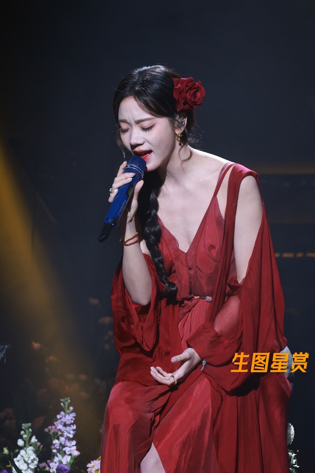 张紫宁0309生日快乐🎂，生日会红色吊带裙犹如绽放的红玫瑰🌹🎈 ​​​