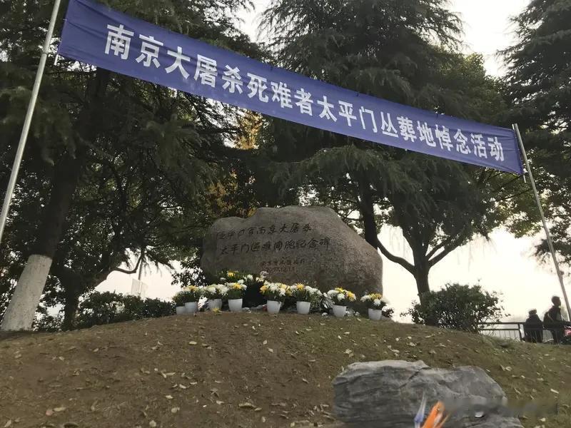 南京大屠杀幸存者
潘巧英先生于昨日逝世
六岁那年，藏在灶塘的她
亲眼看到爷爷，父