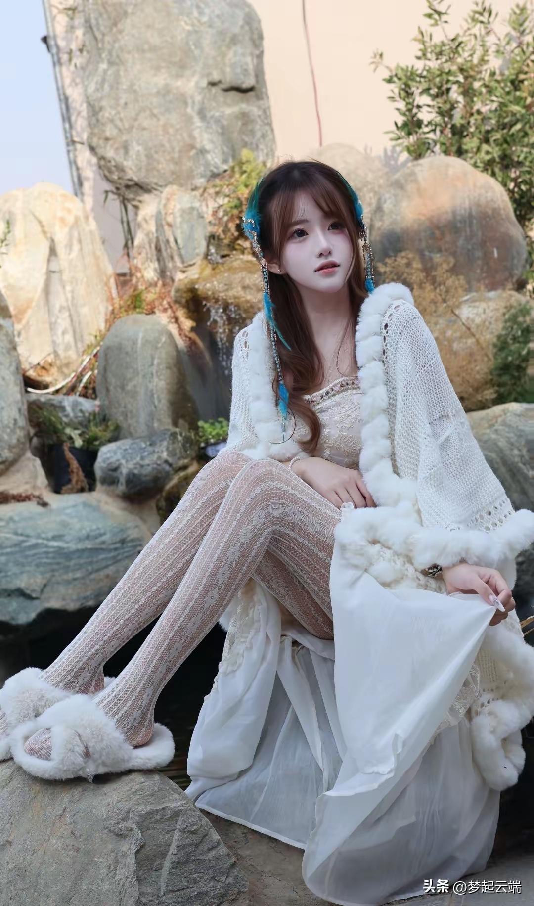 仙气飘飘的汉服少女，置身于山水之间，宛如画中人。