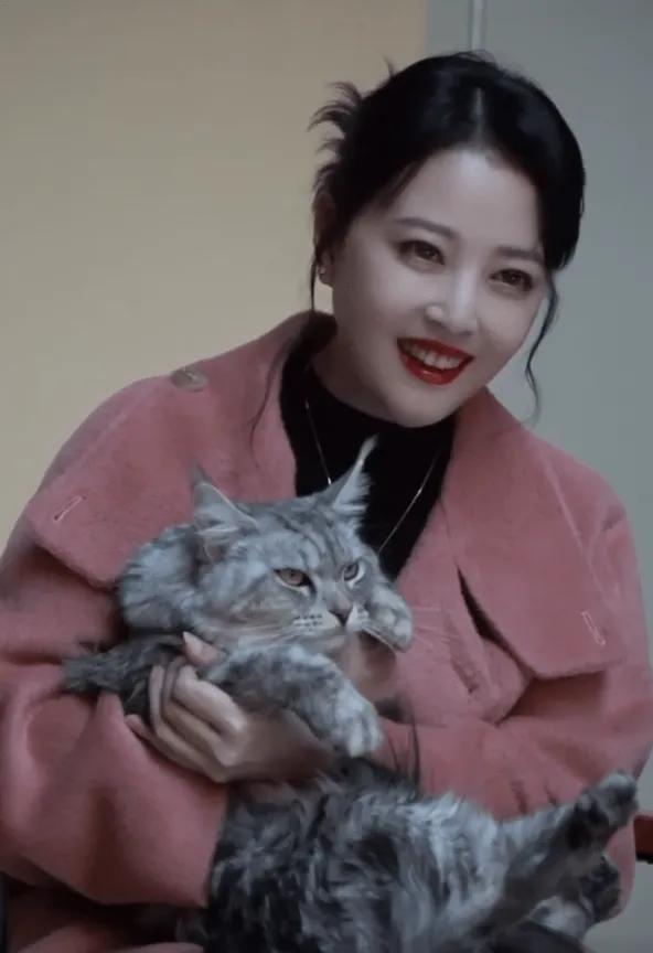 周海媚生前最后一组工作拍摄的杂志写真照片，具体拍摄时间在11月17日当天。温婉甜