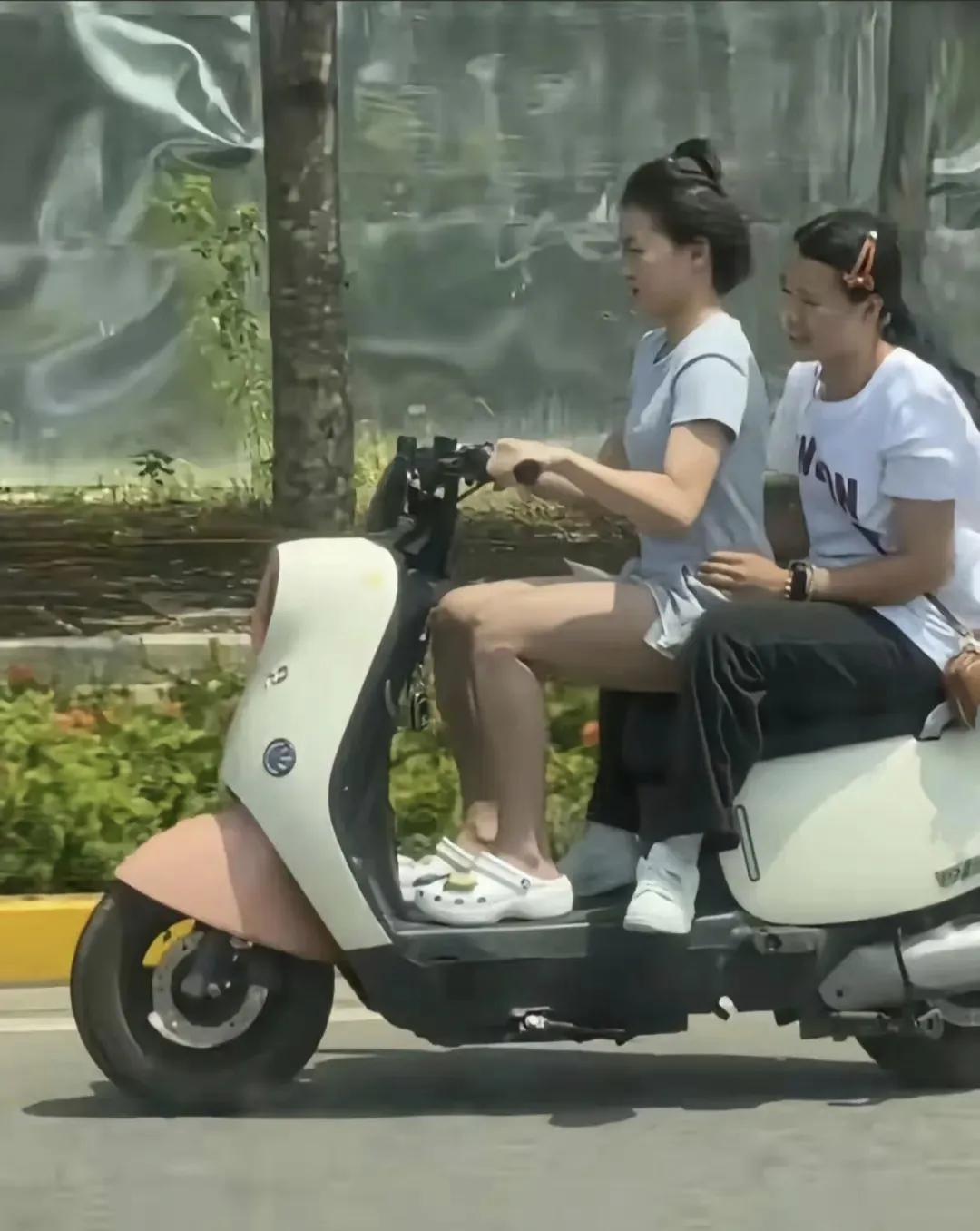 全红婵这年纪就是待不住，回家才没一会就和姐姐一起上街溜达去了。不过全红婵虽然是奥
