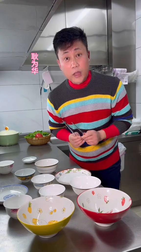 舞台无处不在，小小厨房也能敲出美妙的音乐，你也试试，邦邦。