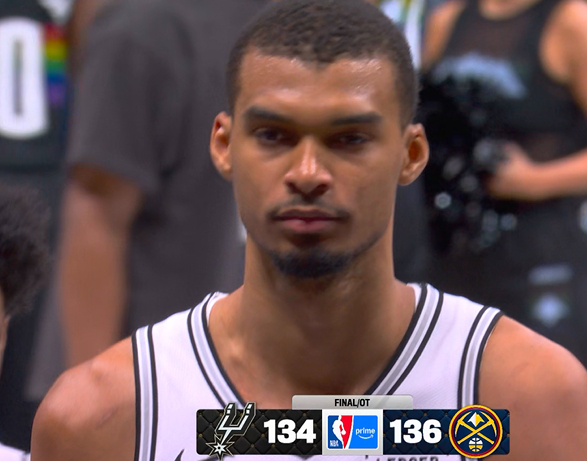 输球后很不高兴 