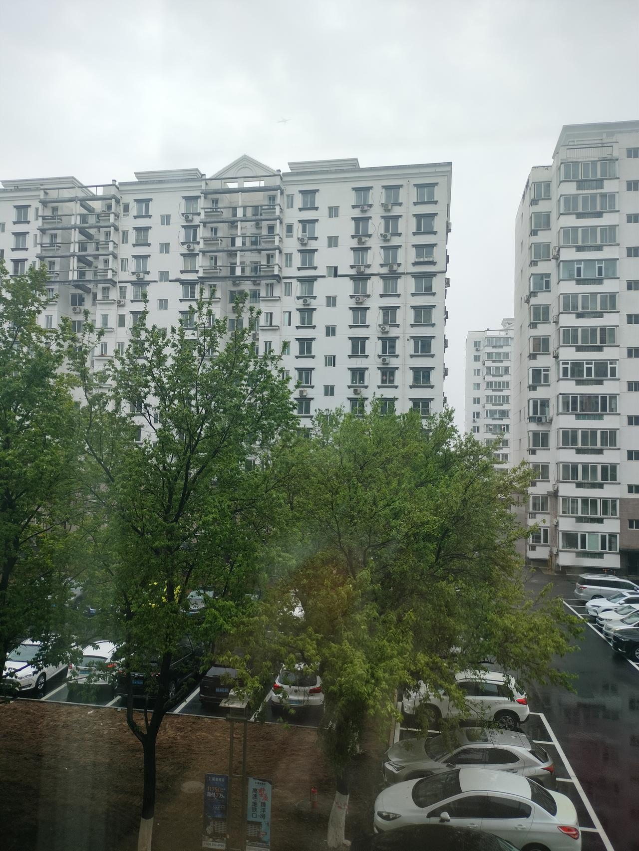 晒出你们现在的天气今天，下了大半天的雨了，天也黑了，雨也快停了。今天就不出去活动