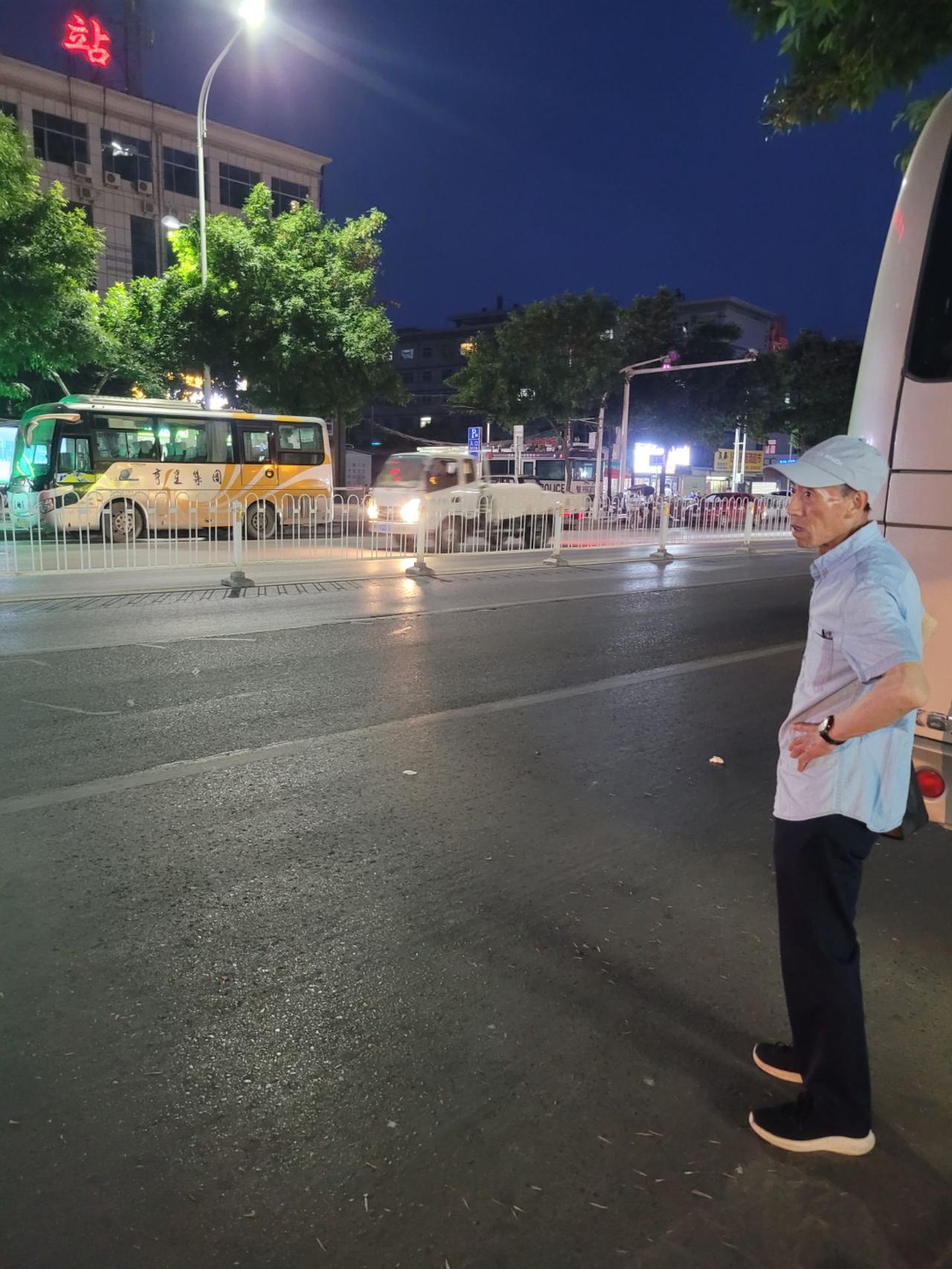 老伴儿一走，我就把家给卖了，没拖泥带水。为啥？因为隔壁老张的事儿给我敲了警钟。
