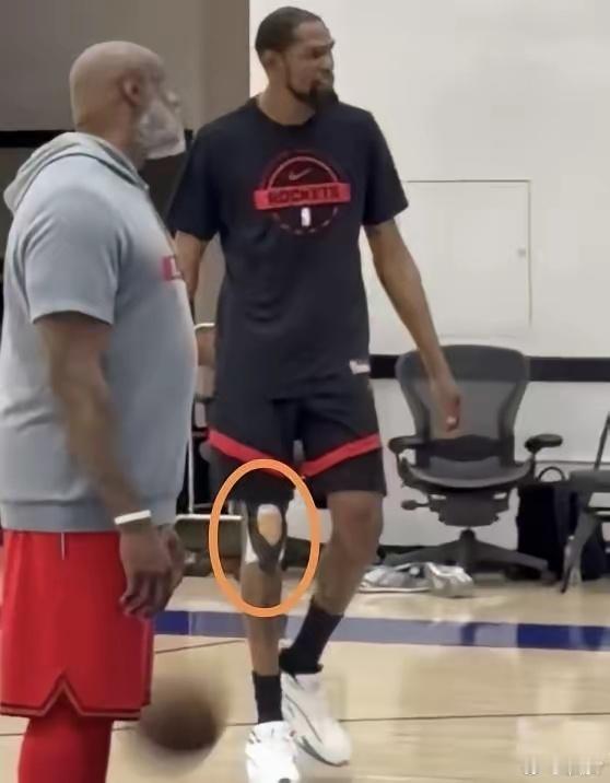 杜兰特的膝盖受伤了，据说是髌骨韧带那个位置，核磁共振显示没有结构性损伤，他的膝盖