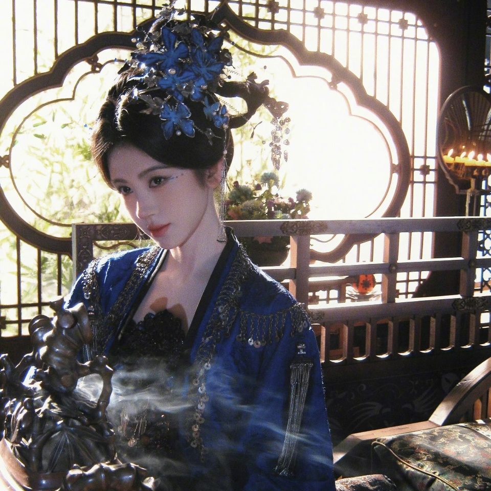 鞠婧祎发了蓝衣苏绿夏美爆了 