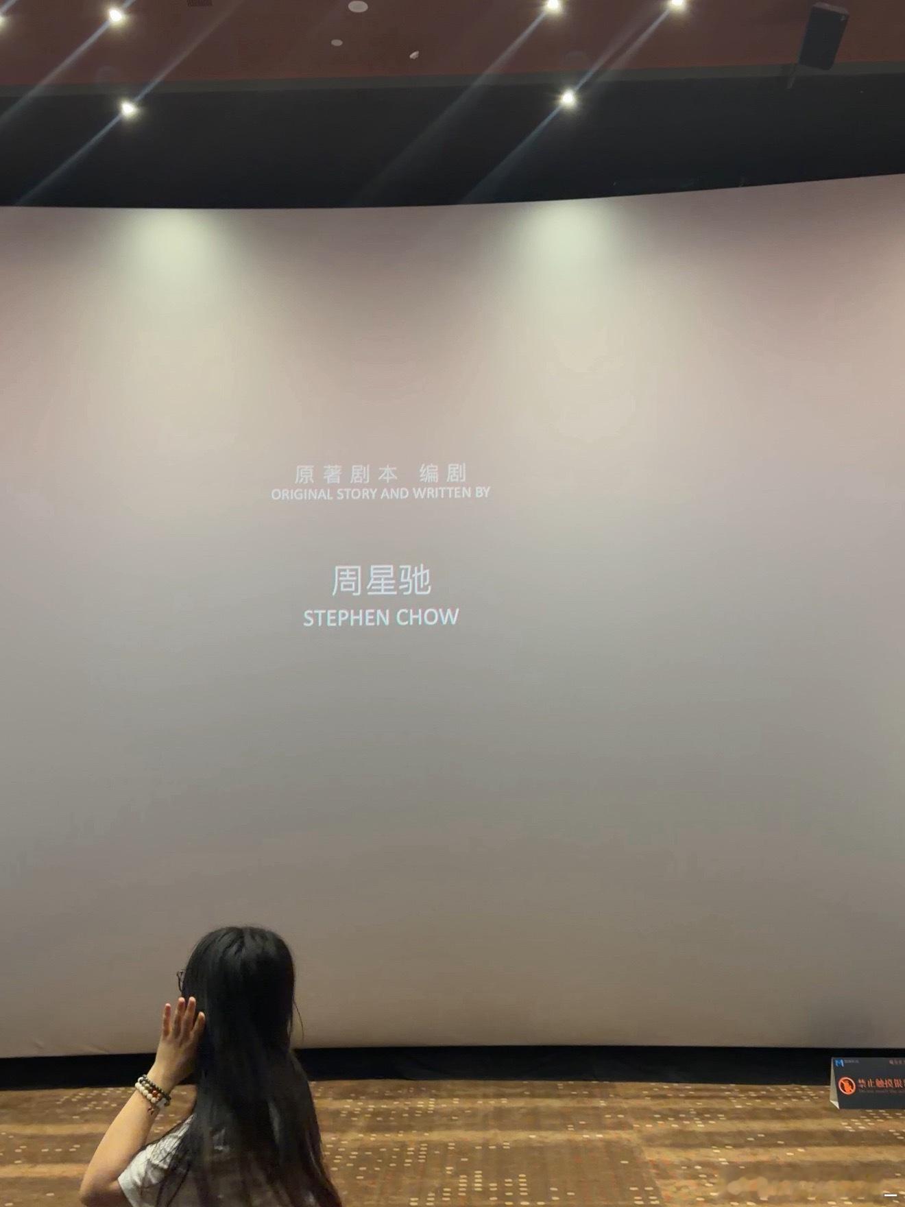 电影功夫女足 好看 都给我去看嘿嘿  又癫又好笑 反正看得蛮开心 喜欢热巴的表演