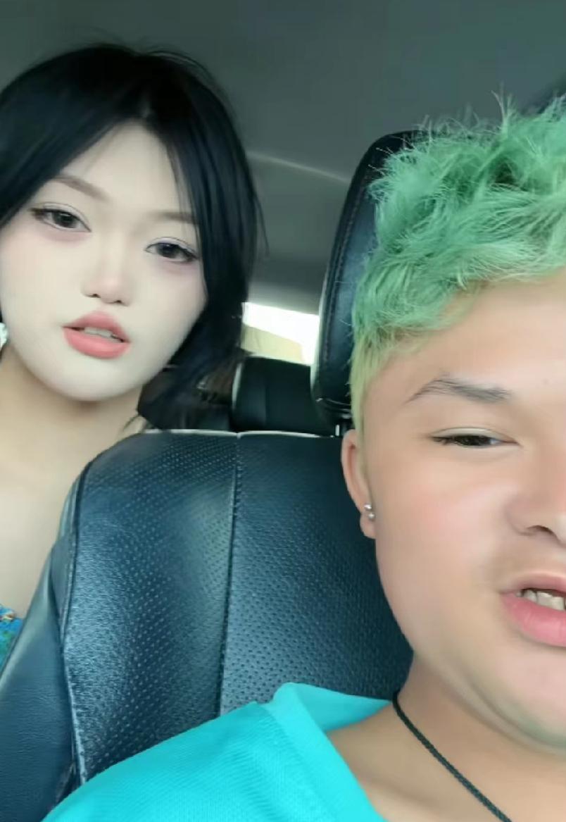 红发染了，QQ聊了，AI孩子生了。

范小勤18岁，身份证上的成年日和他真正能自