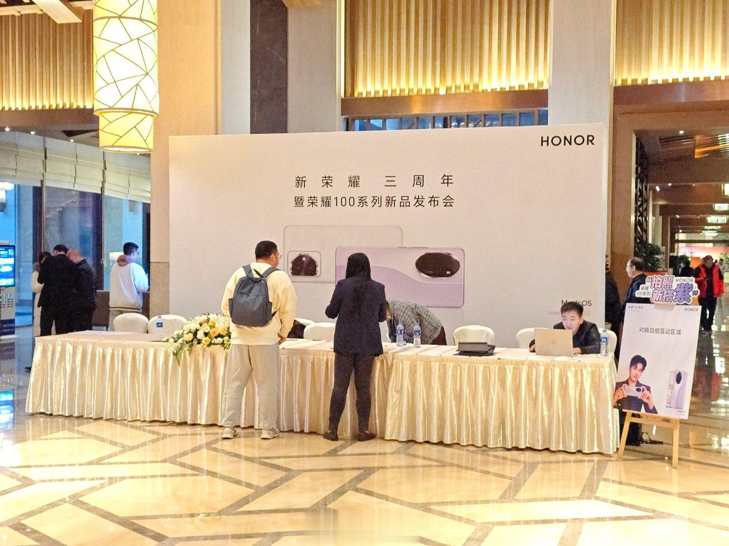 去参加荣耀发布会咯说有可能杨洋也要来到时候拍几张给你们看#荣耀发布会# ​​​