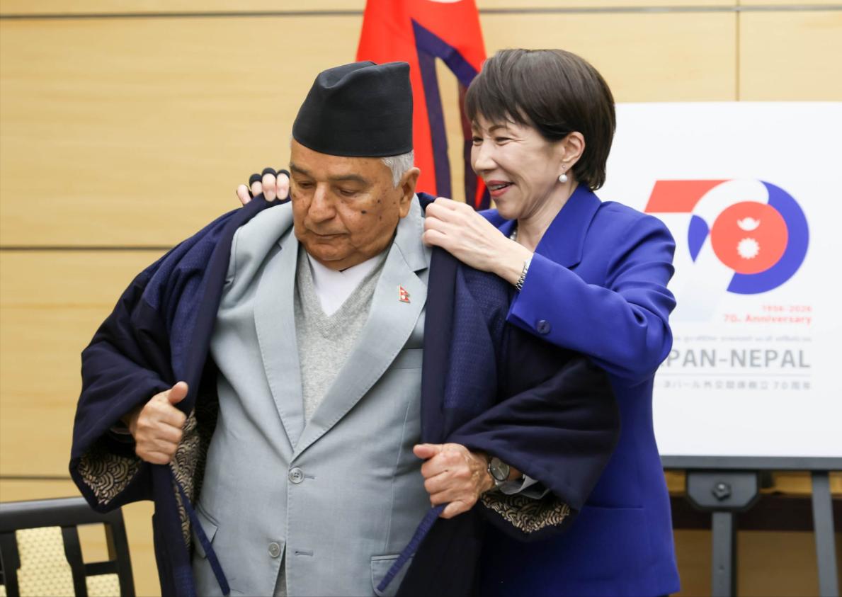 2月4日，高市早苗帮尼泊尔总统穿衣服的照片，引爆了日本互联网，很多日本民众认为高