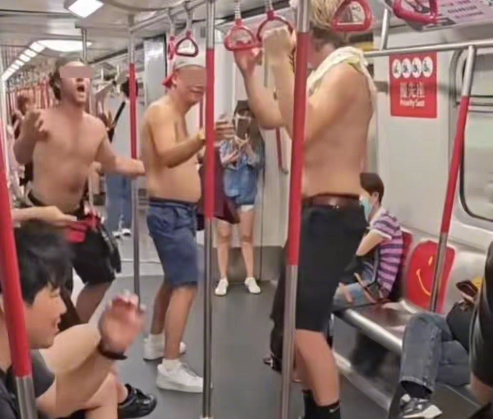一群赤膊外籍男子大闹香港地铁，却没有人敢制止，一部分香港人对待内地游客像冬天般寒