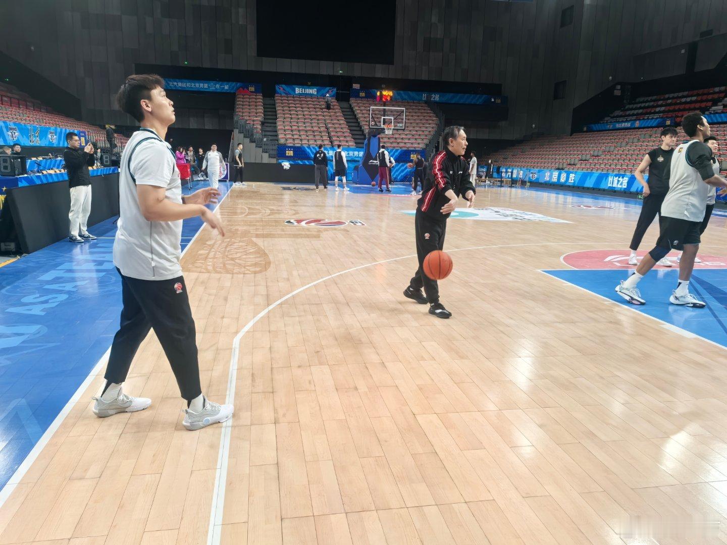 北京男篮vs青岛男篮 今天上午投篮训练，许指导亲自给队员们捡球传球。 