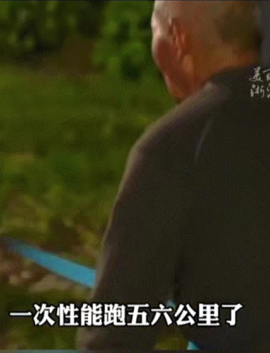 浙江嘉兴，一男子每晚用绳子牵着脑梗瘫痪的父亲跑步康复。经过13个月坚持跑步，让一
