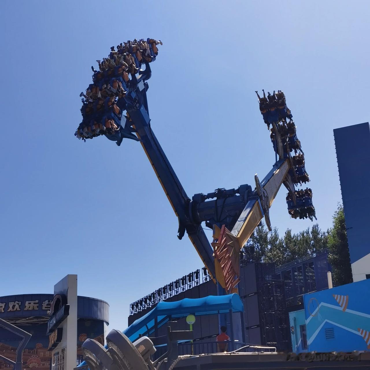  
北京欢乐谷X战车，温柔的开始温柔的结束。感觉就是一个大回环，体验一下倒立荡秋