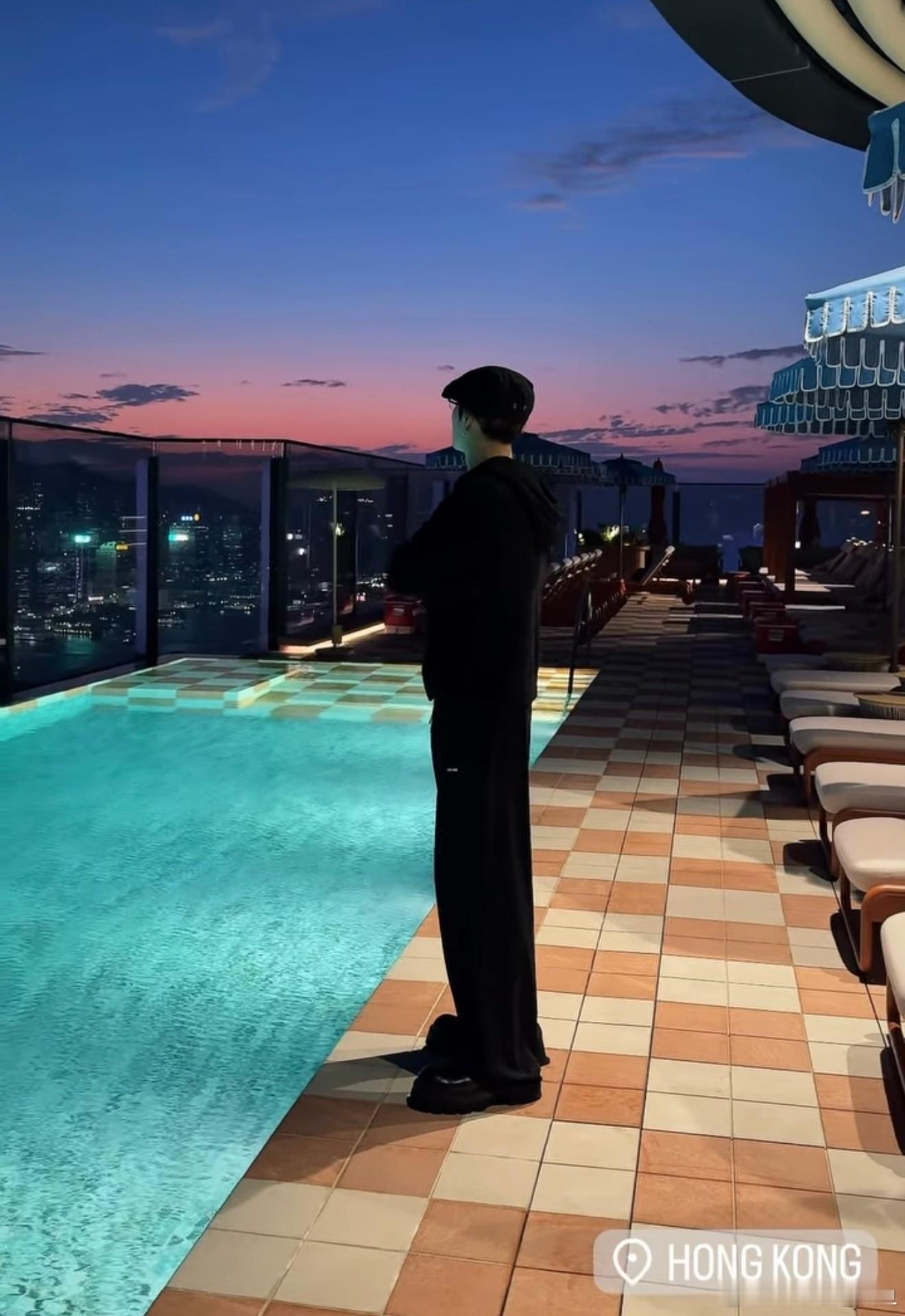 蓝调时刻 如此美景下有一位薄肌瘦高帅哥王嘉尔