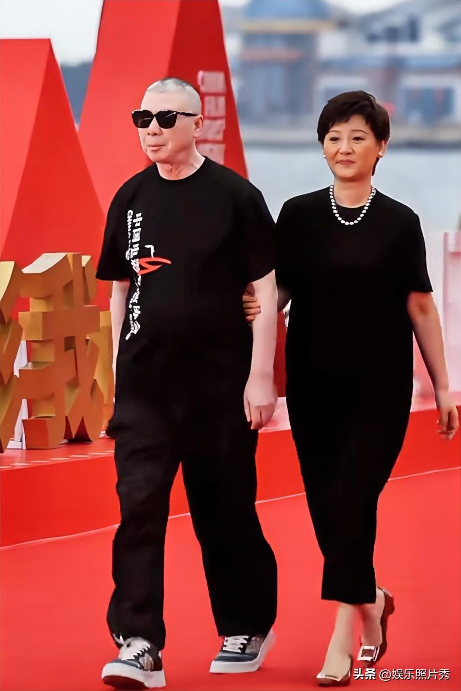 好的婚姻还是比较“养人”的，冯小刚比徐帆更白，气质更细腻！

冯小刚带着黑色墨镜
