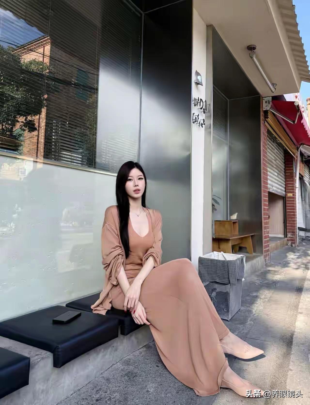 都市街头的时尚少女，优雅姿态引人注目。