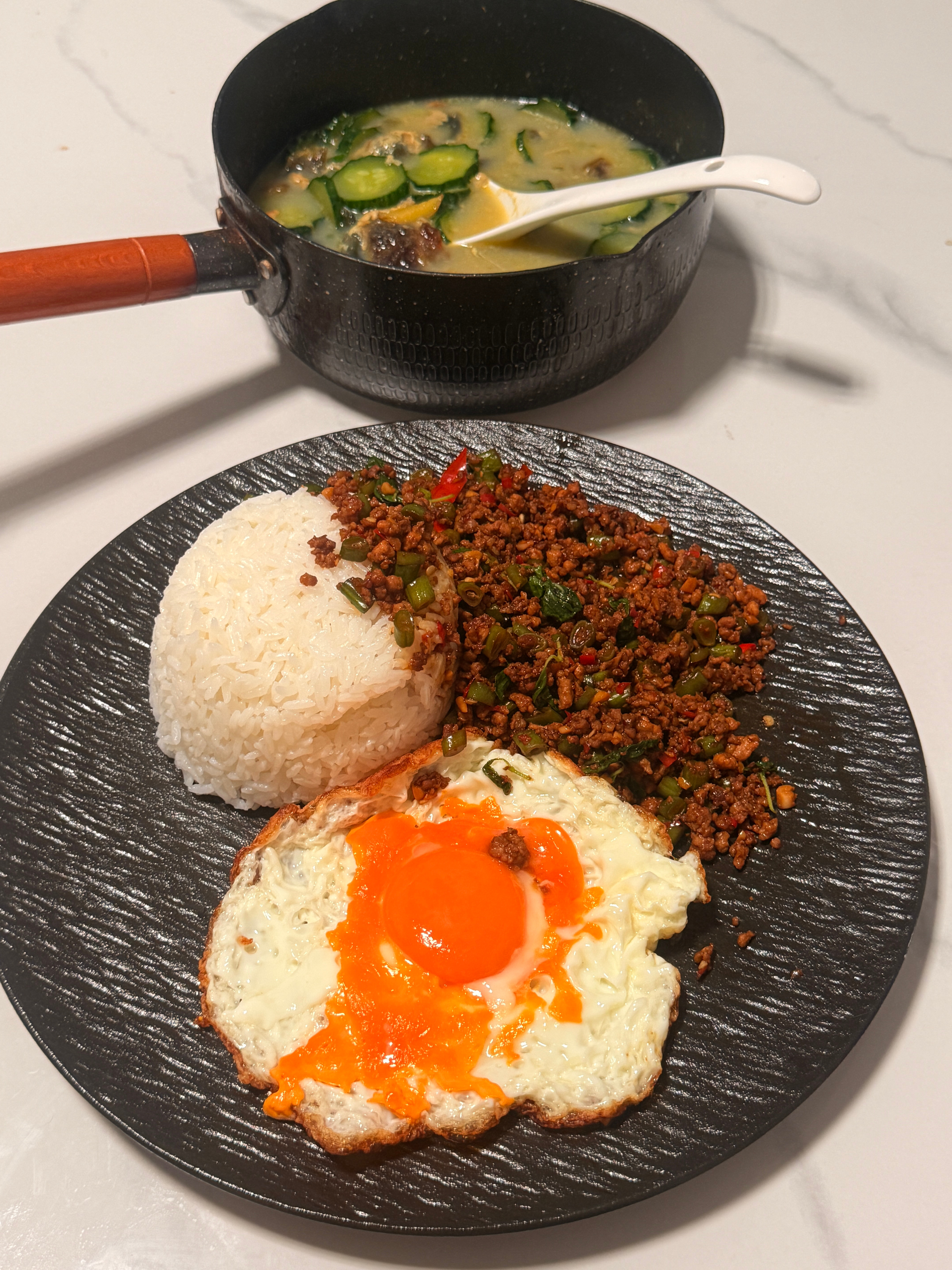 打抛饭 爱吃打抛饭的男孩自己会做了。 