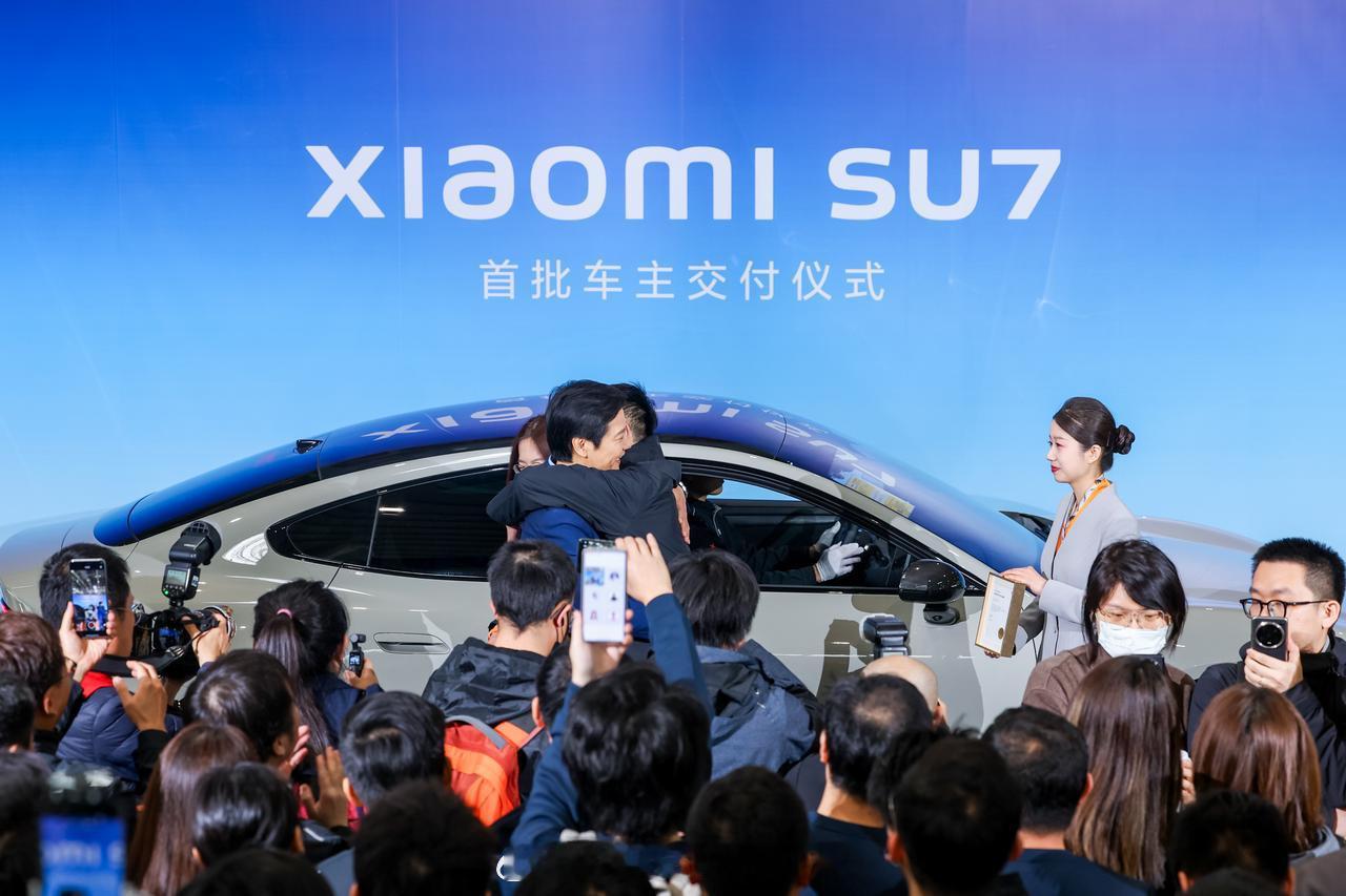 #首批车主已经提到小米SU7##汽场全开# 【雷军宠粉，交车现场拥抱、合影，我们