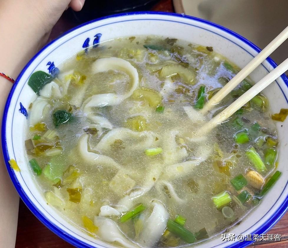 一碗热汤面抵不过一份汉堡，两代人的饮食代沟真让人无奈！

上周突然下了一场雨，闺