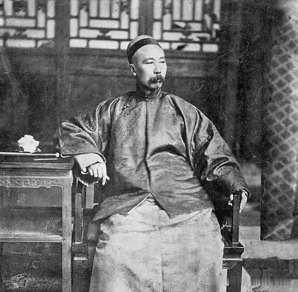 1936年10月，红四方面军主力西渡黄河，组建西路军执行宁夏战役计划。两万余名将