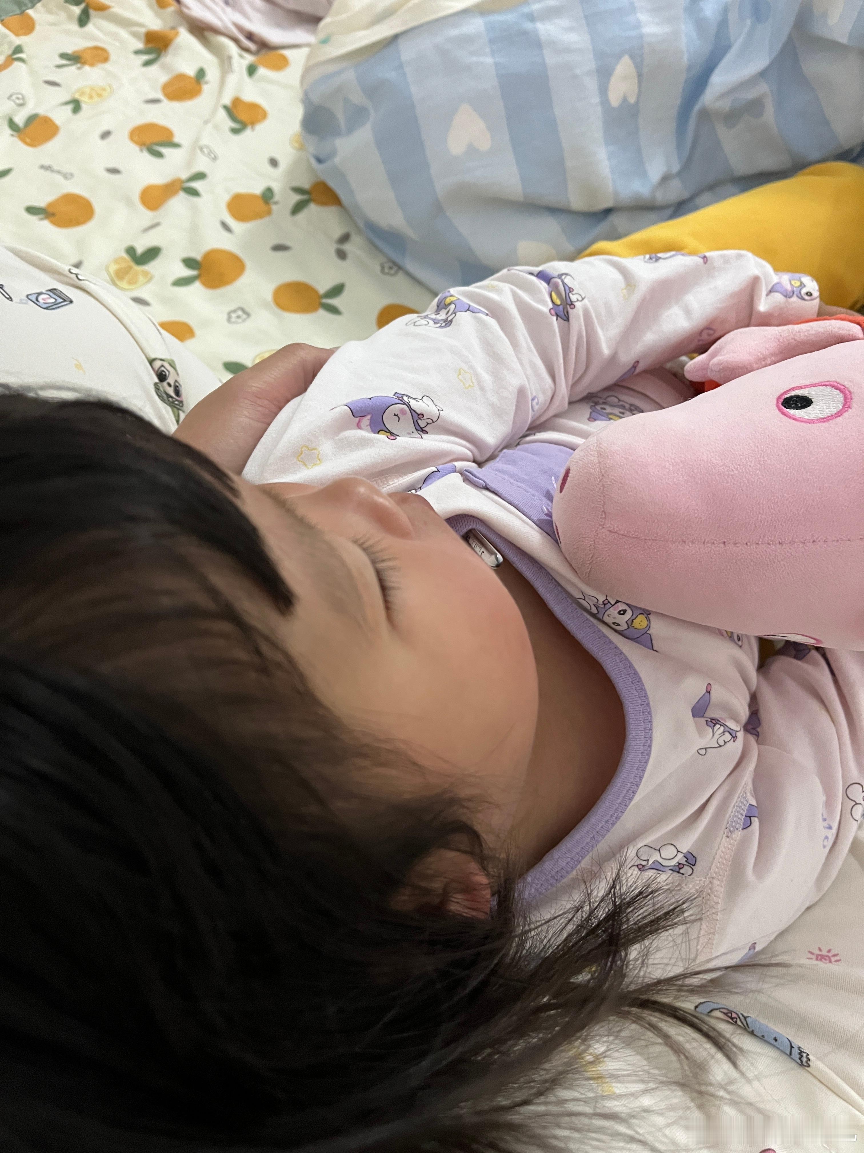 昨晚发烧了，直接烧到39.5，赶紧给她喝退烧药，因为她整个人都不舒服，转来转去，