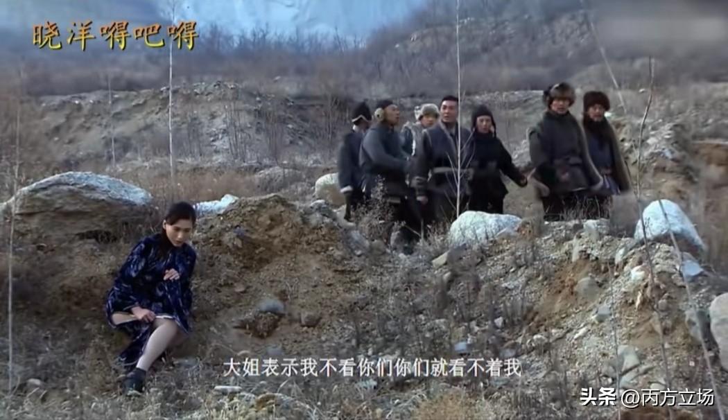 都说抗日神剧雷人，可我今天刷到的这个，够雷人！一个大姐就蹲在鬼子眼皮子底下，隔着