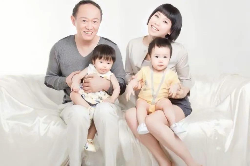 金士杰，这位57岁的老戏骨，人生经历仿佛一部传奇剧本。从畜牧业到话剧舞台，他的转
