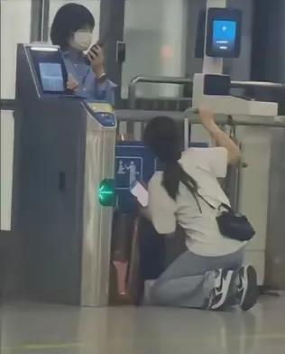 高铁下跪事件：眼泪和下跪，能不能换来一次破例？
 
广西来宾北站，一个女子因为迟