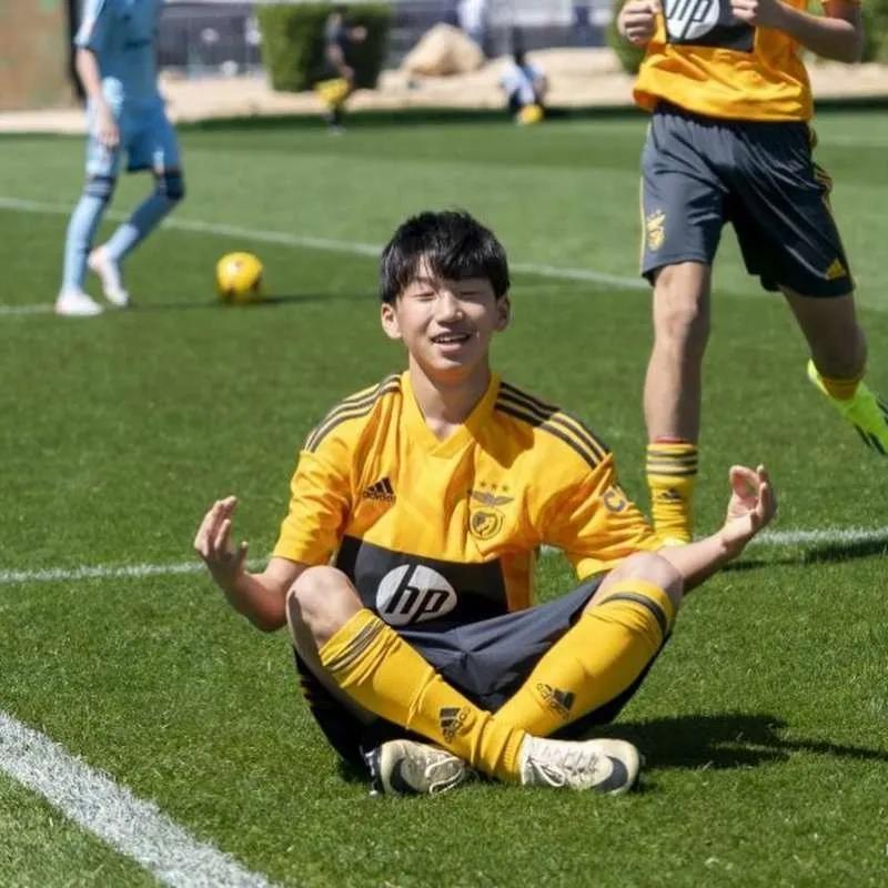 现年14岁的中国血统球员王磊入选了葡萄牙U15国少队，这引起了广泛关注。这名来自