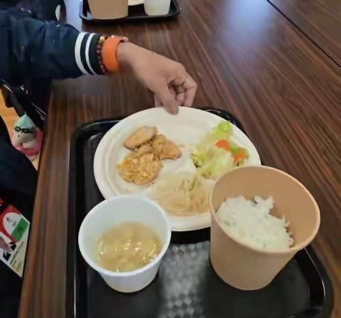 凡事反常必有蹊跷。这届亚运会办得一地鸡毛，日本连最后的体面都懒得撑了 —— 这绝