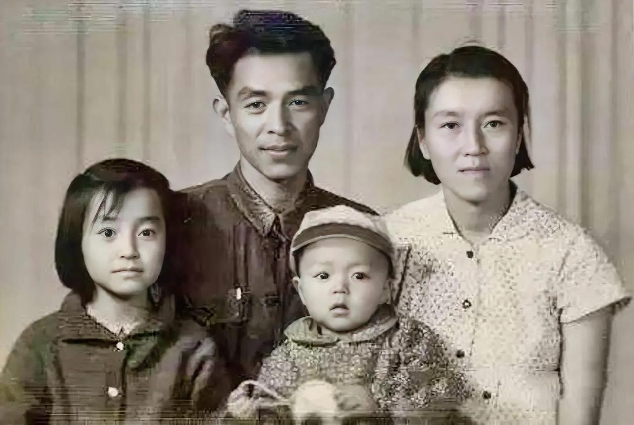 1964年，褚时健的一张全家福，照片中的人是分别是他的妻子马静芬、女儿褚映群、儿
