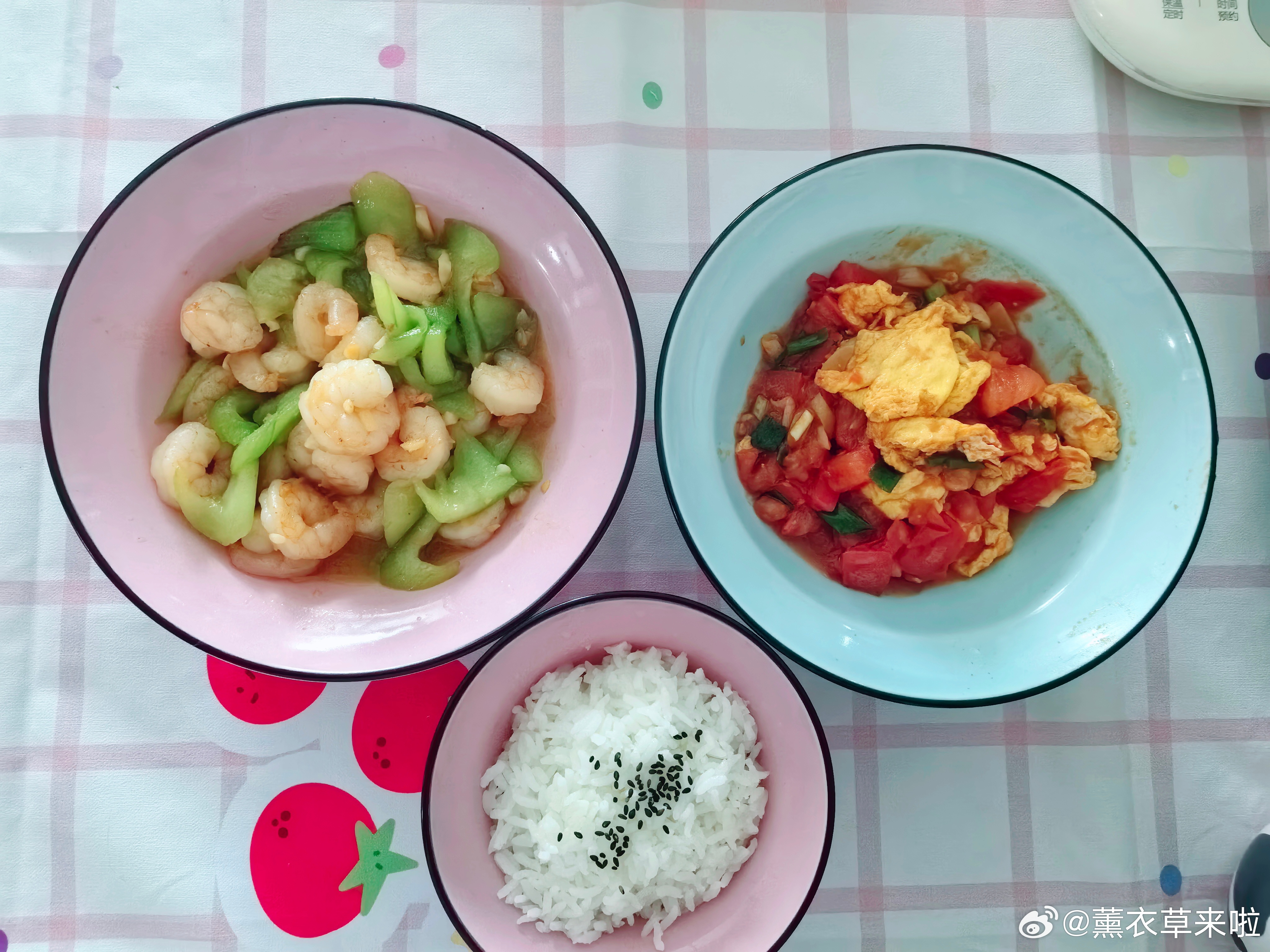 今日午餐 虾仁和丝瓜是绝配！再来一个西红柿炒鸡蛋，今日健康又简单的午餐搞定。 