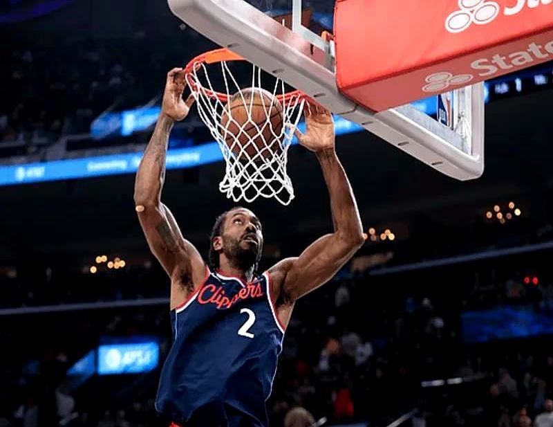 伦纳德只踩了23分钟地板，就用29分把步行者的防线撕得粉碎。你真以为西部第九的快