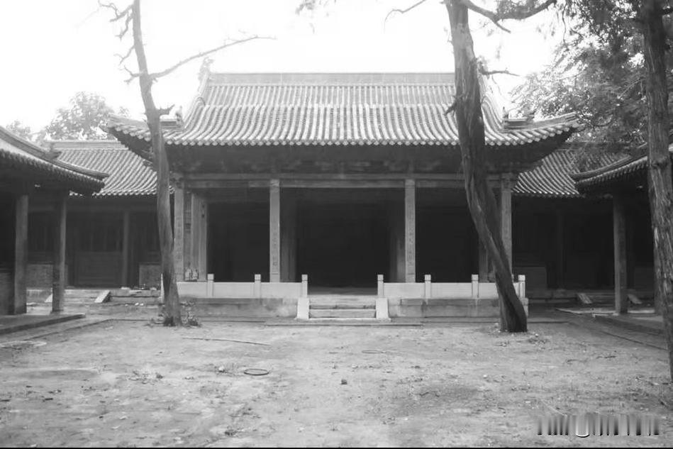 铁行会馆又称东会馆，位于石家庄鹿泉城内，是一座砖木结构的清代古建筑群，这座建筑群