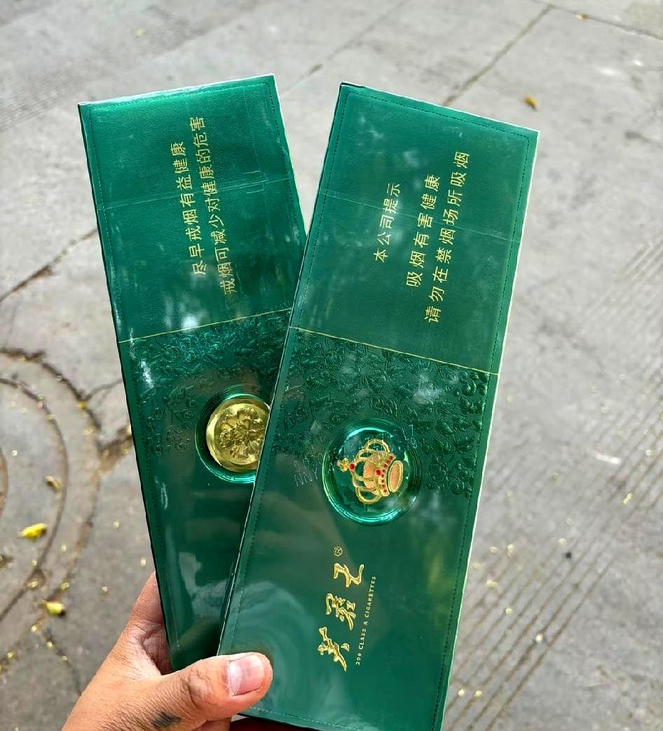 午后下楼时，卷帘门哗啦落下，楼下烟铺老板头也不抬：250一条。
三年前认的干儿子
