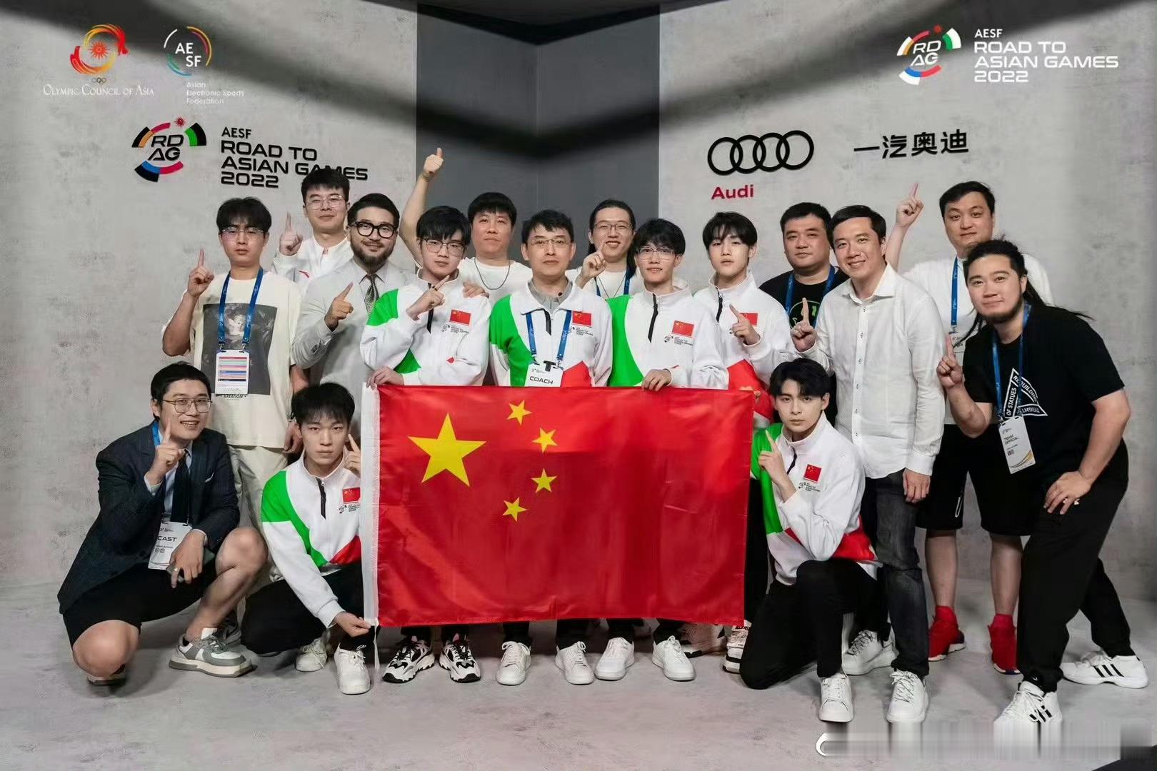 亚运会夺冠周年纪念。画面显示中国国家集训队身着国服手持国旗合影，背景可见AESF