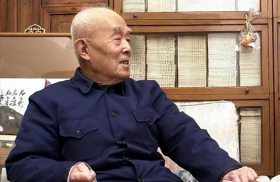 1994年，季羡林的妻子彭德华去世，要4万丧葬费。季羡林对儿子说：“我出2万，你