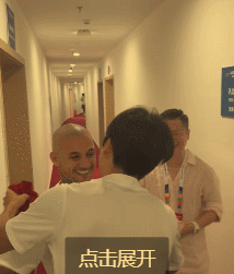 不打不相识！通道内李镇全和米特里策和解了。
正所谓，不打不相识，一打成朋友。在重