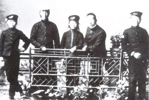 胡适（右一）与澄衷学堂同学合影（约1905年） 1904年春，胡适陪他...