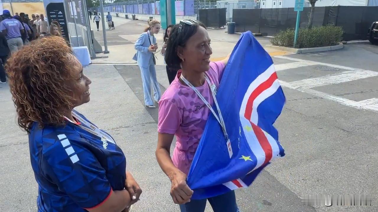 佛得角门将沃齐尼亚的妈妈安娜·坎迪达·埃沃拉，也来到迈阿密观看比赛。她之前因没有