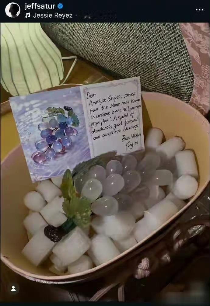 杨紫送泰星Jeff紫晶葡萄！手写明信片太暖心，跨国友谊好戳人✨
 
杨紫又凭真诚