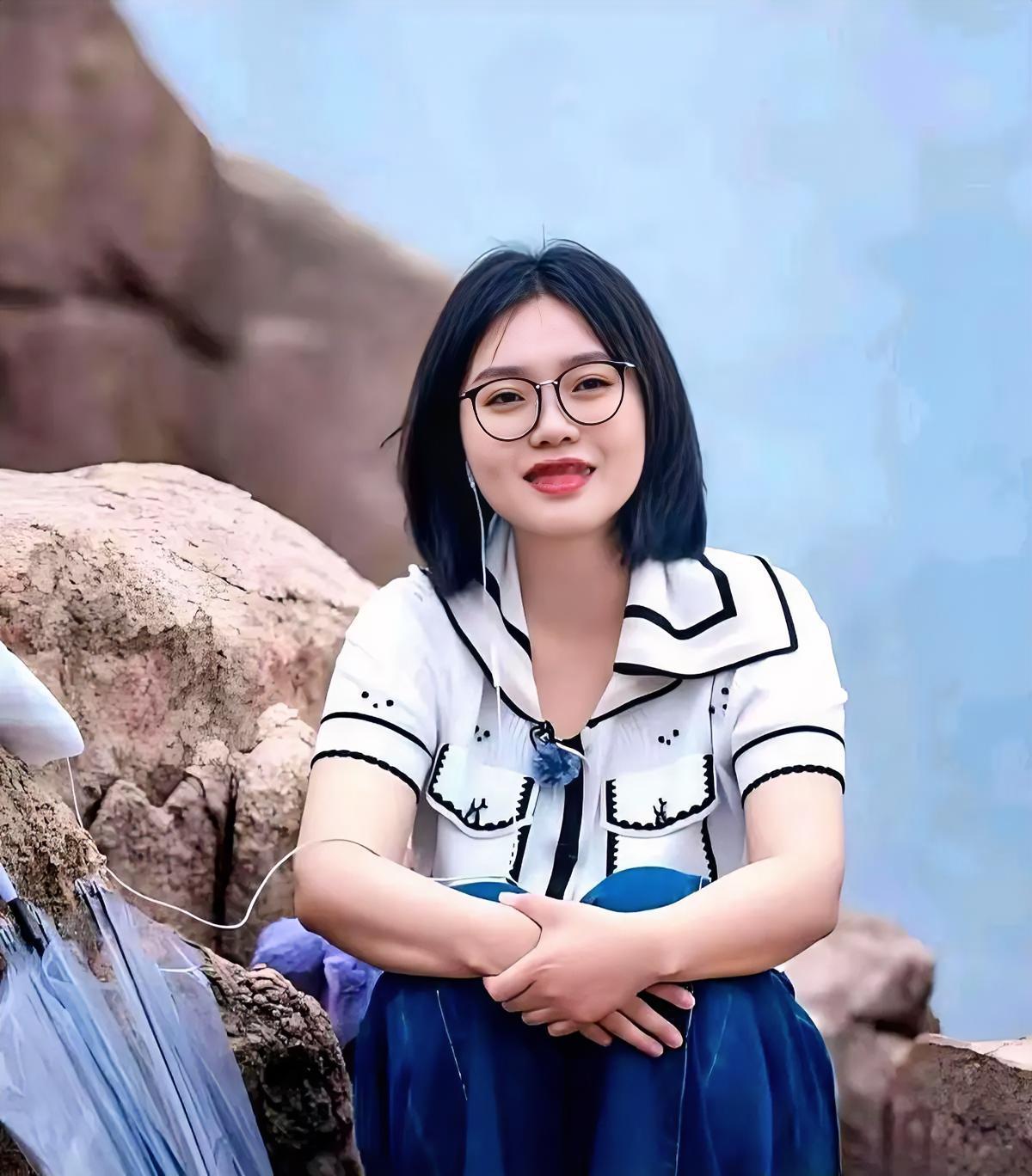 撒贝宁问李雪琴什么专业。她一句话，把北大新闻系的底裤扒了。

她自曝学的是新闻广