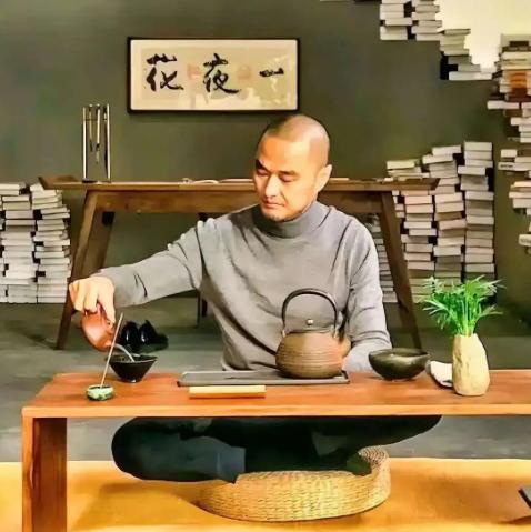 冯唐说：“我以前喝酒，一劝就干，不劝也干，一直干到丑态百出！”

冯唐这句是自嘲