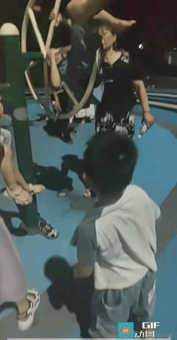 奶孙俩真会玩。
孩子爸妈看了这个视频会不会解雇这位免费的保姆。